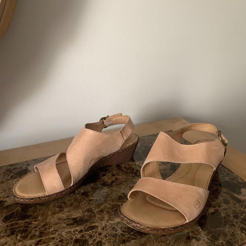 BORN WOMENS BUCKLE TAUPE WEDGE SANDLES Sz. 10 M